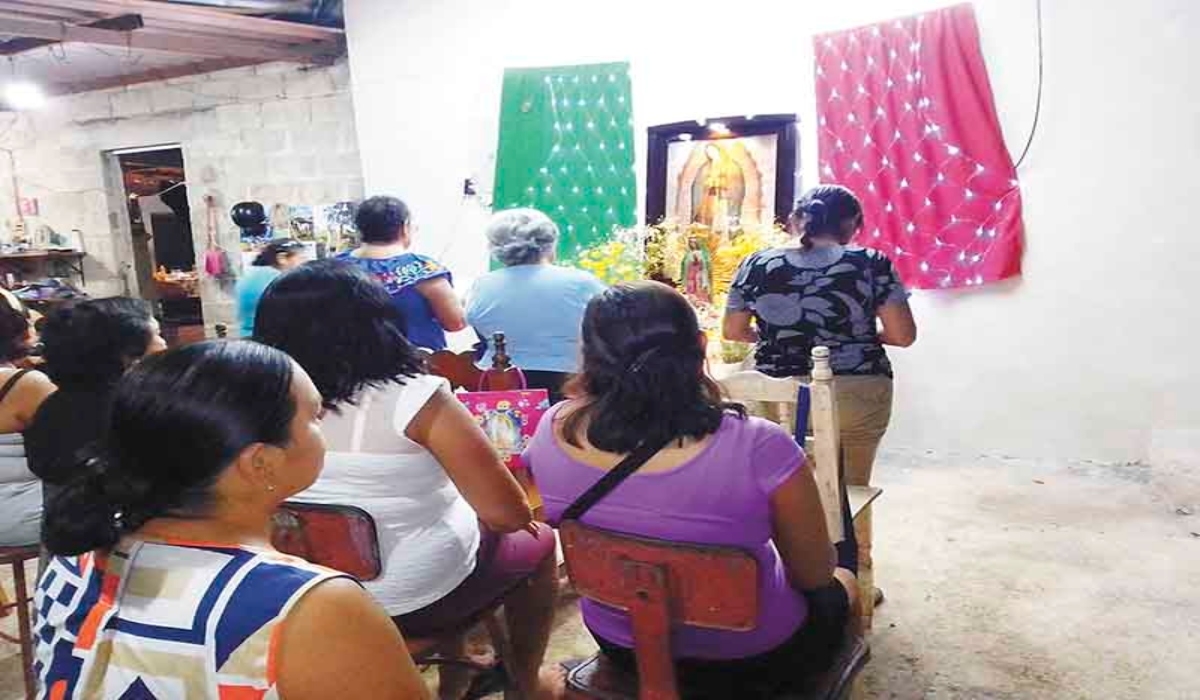 Las familias acostumbran llevar a cabo los novenarios a la Virgen de Guadalupe.