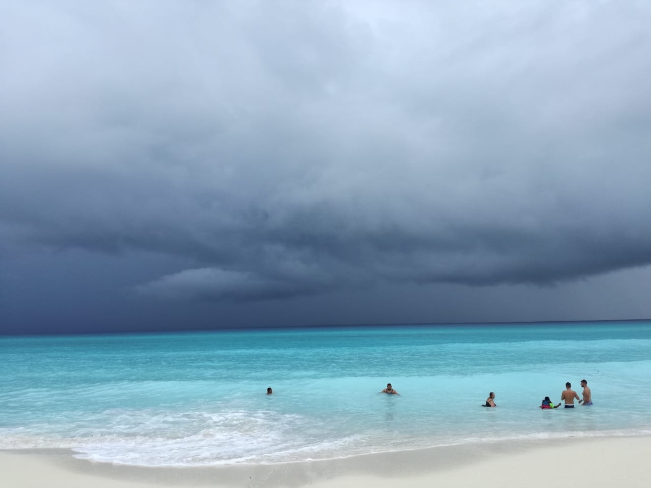 El clima de hoy será fresco, acompañado de lluvias