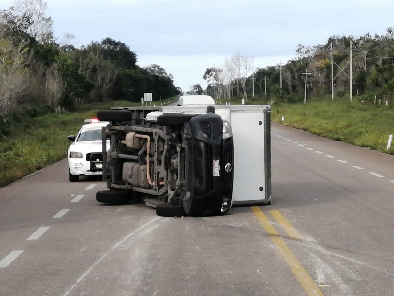 Dormita y vuelca su camioneta en la carretera Reforma Agraria – Puerto Juárez