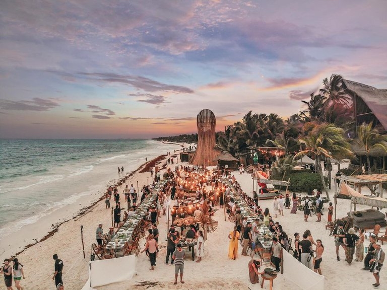 Uno de los atractivos más conocidos de Tulum, es que cuenta con la única playa en el mundo que tiene una zona arquelógica