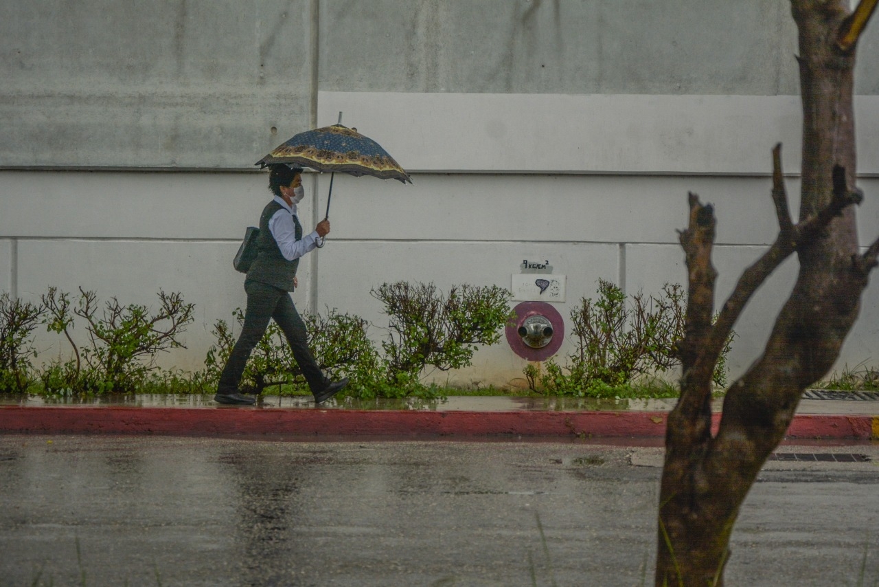 Cielo nublado durante el día con lluvias puntuales muy fuertes en Quintana Roo