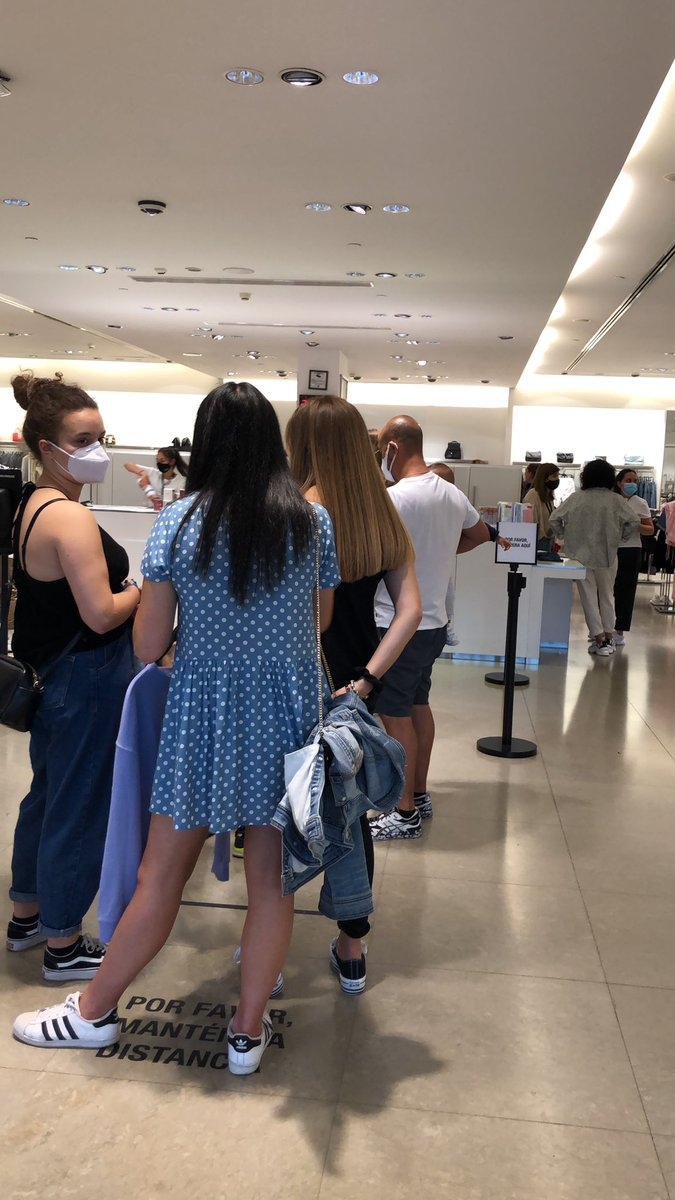 En tiendas de España y México se reportaron filas En tiendas de España y México se reportaron filas
