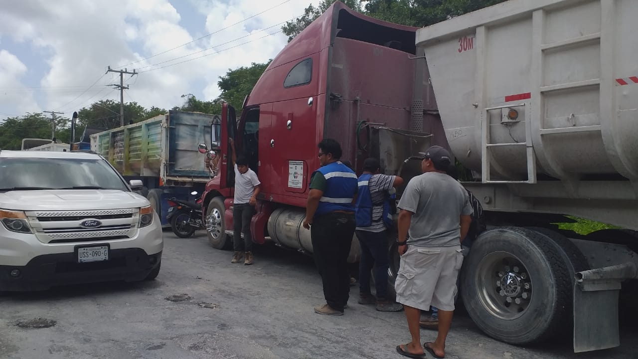 Aspectos de la manifestación de los volqueteros en Cozumel Aspectos de la manifestación de los volqueteros en Cozumel
