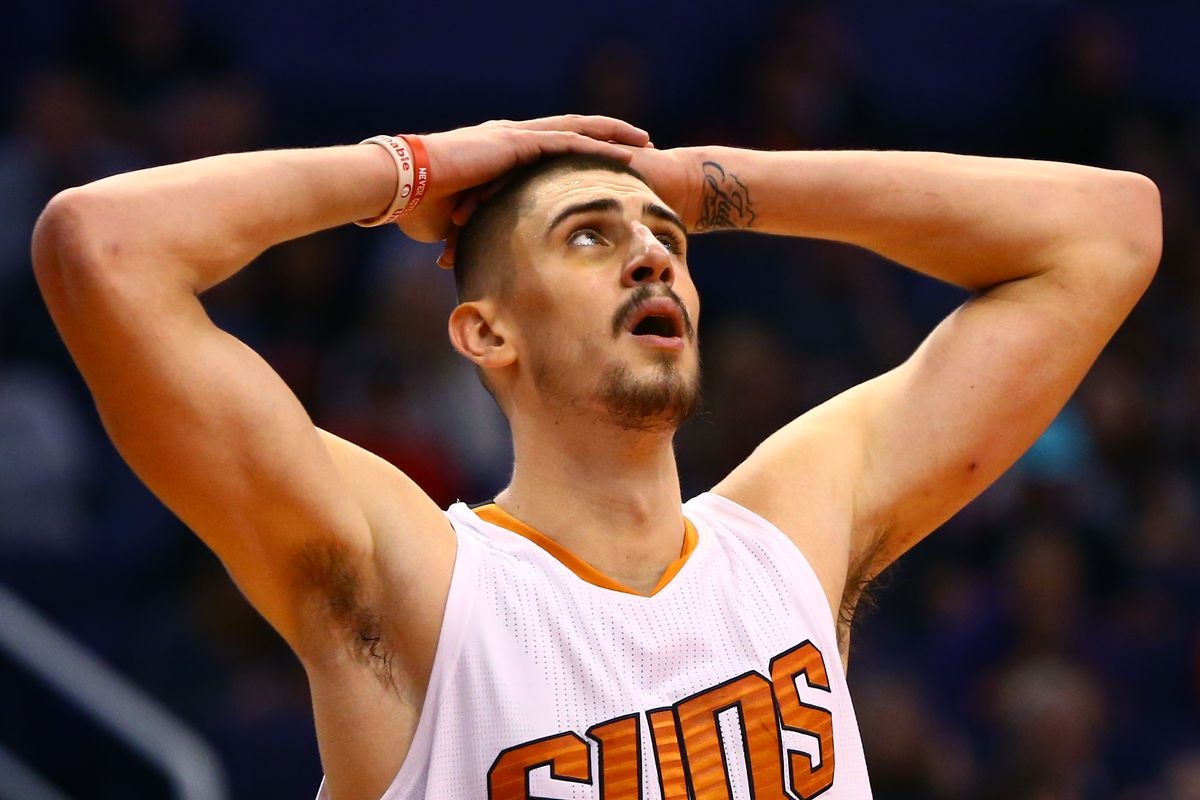 Alex Len es uno de los 16 jugadores con COVID-19 Alex Len es uno de los 16 jugadores con COVID-19