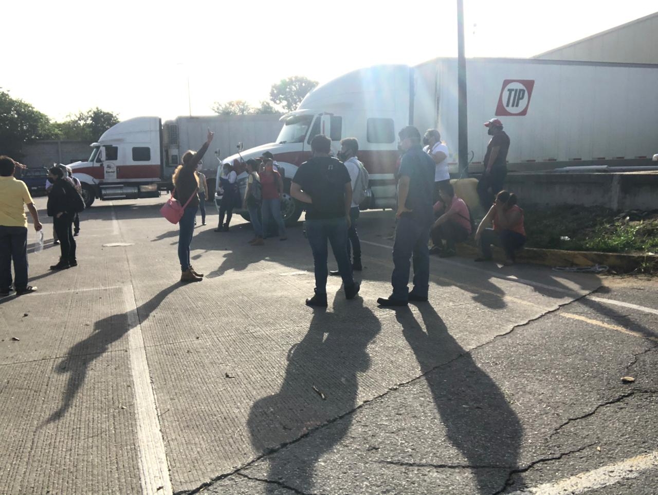 Trabajadores de Walmart realizan un plantón Trabajadores de Walmart realizan un plantón