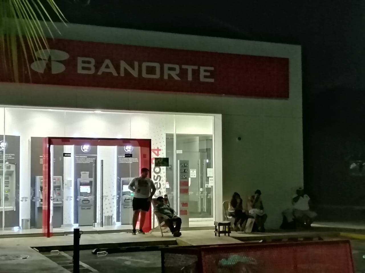 Un grupo de personas pasó la noche afuera del banco para cobrar sus apoyos del gobierno Un grupo de personas pasó la noche afuera del banco para cobrar sus apoyos del gobierno