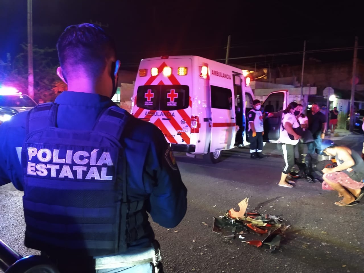 Patrulla se “vuela” alto y embiste a motociclista en Cancún