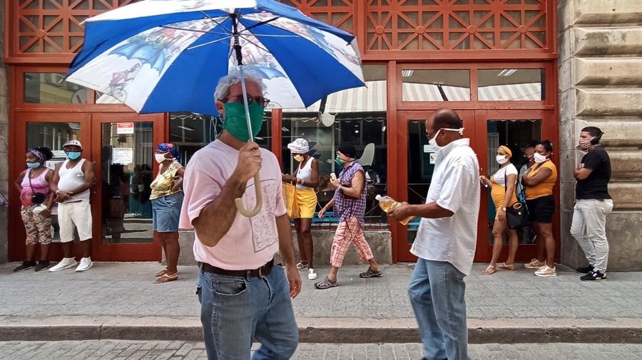 En Cuba todos los ciudadanos deben portar mascarilla (EFE) En Cuba todos los ciudadanos deben portar mascarilla (EFE)