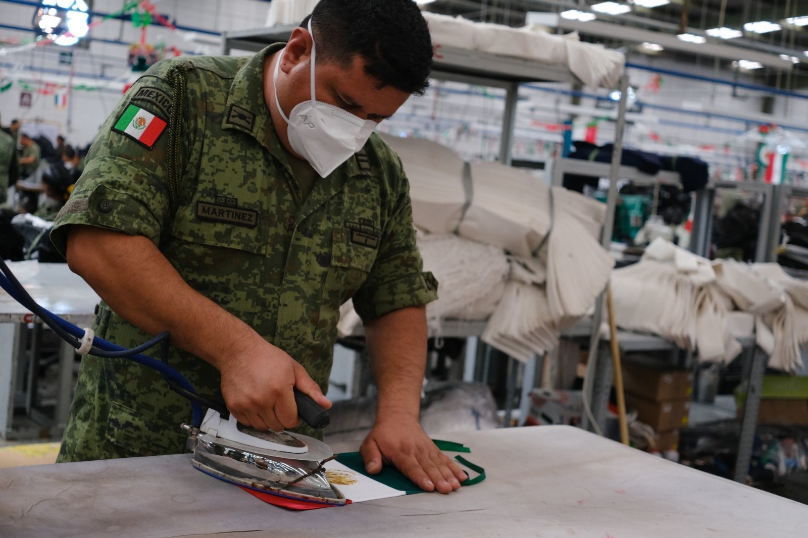 128 trabajadores de las fuerzas armadas trabajan en el taller de confección de Sedena (Archivo Cuartoscuro) 128 trabajadores de las fuerzas armadas trabajan en el taller de confección de Sedena (Archivo Cuartoscuro)