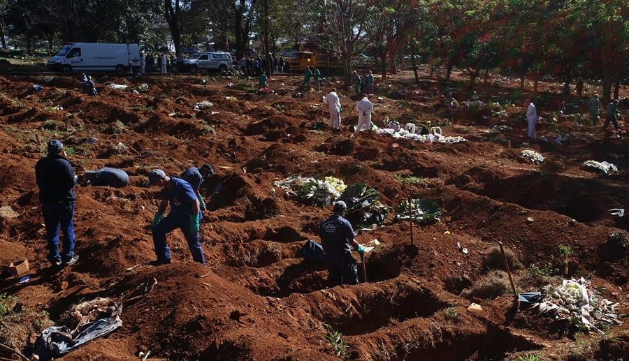 Trabajadores entierran a las víctimas mortales de COVID-19 en el cementerio de Vila Formosa, el más grande de América Latina (EFE) Trabajadores entierran a las víctimas mortales de COVID-19 en el cementerio de Vila Formosa, el más grande de América Latina (EFE)