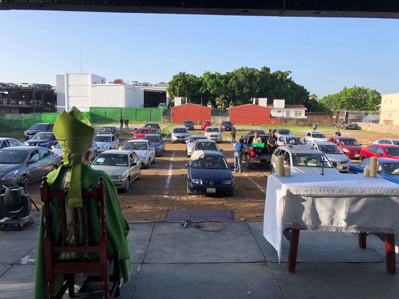 Al lugar llegaron 33 autos para escuchar la palabra del Señor (@MonsRamonCastro) Al lugar llegaron 33 autos para escuchar la palabra del Señor (@MonsRamonCastro)