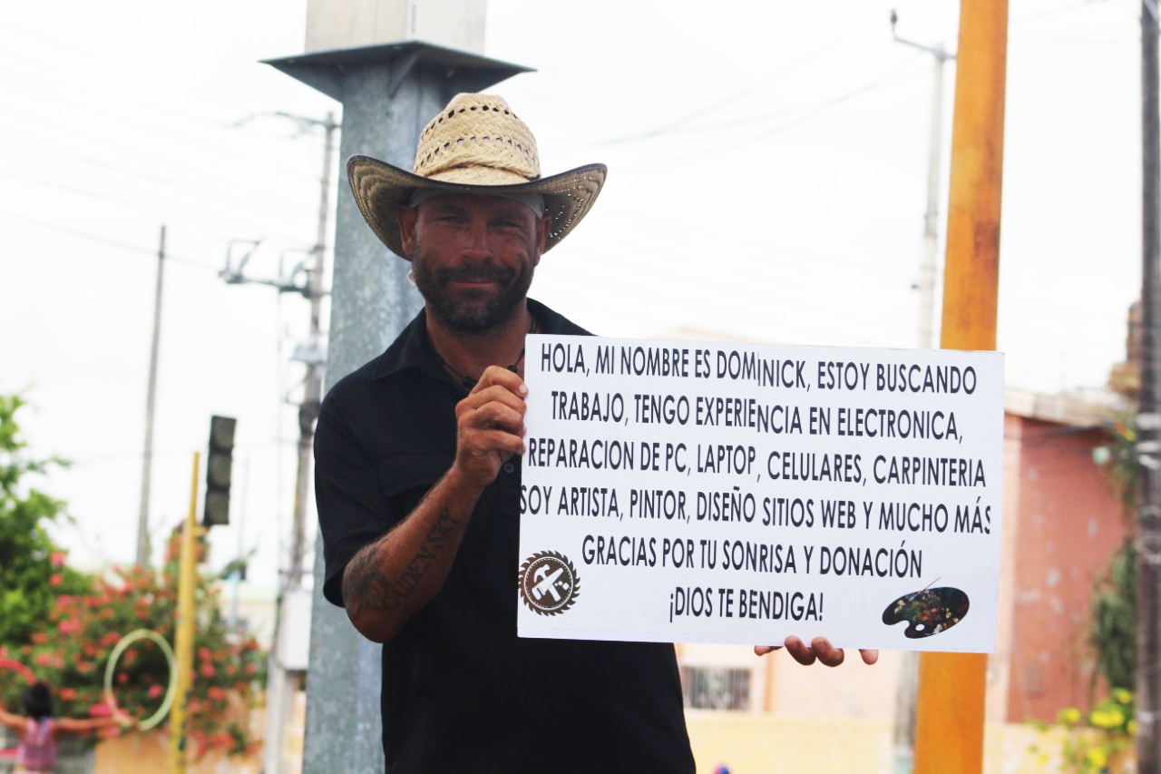 Dominick busca trabajo en las avenidas de Chetumal Dominick busca trabajo en las avenidas de Chetumal