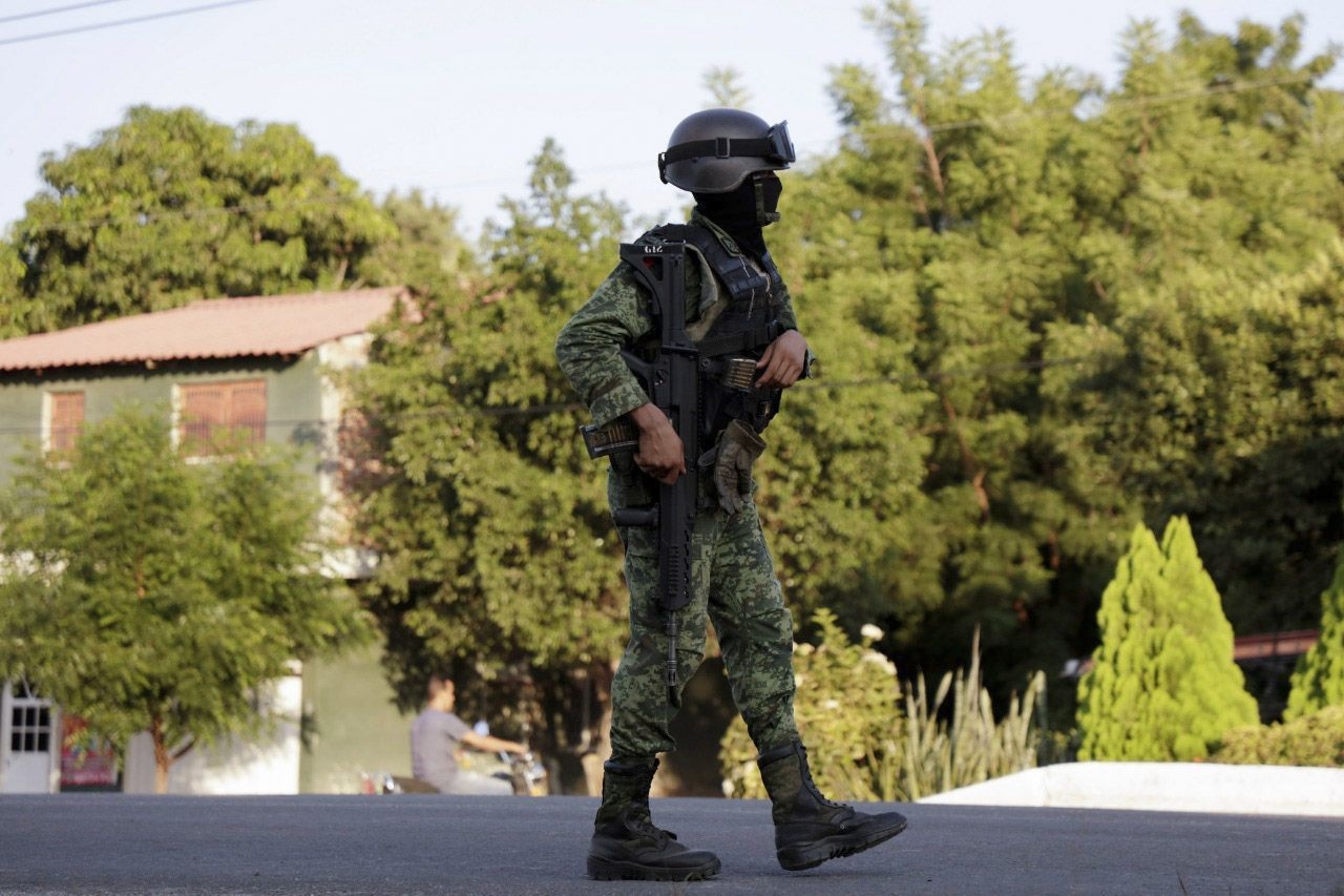 Un elemento del Ejército durante una patrullaje en Aguililla, en Michoacán (Archivo/Cuartoscuro)