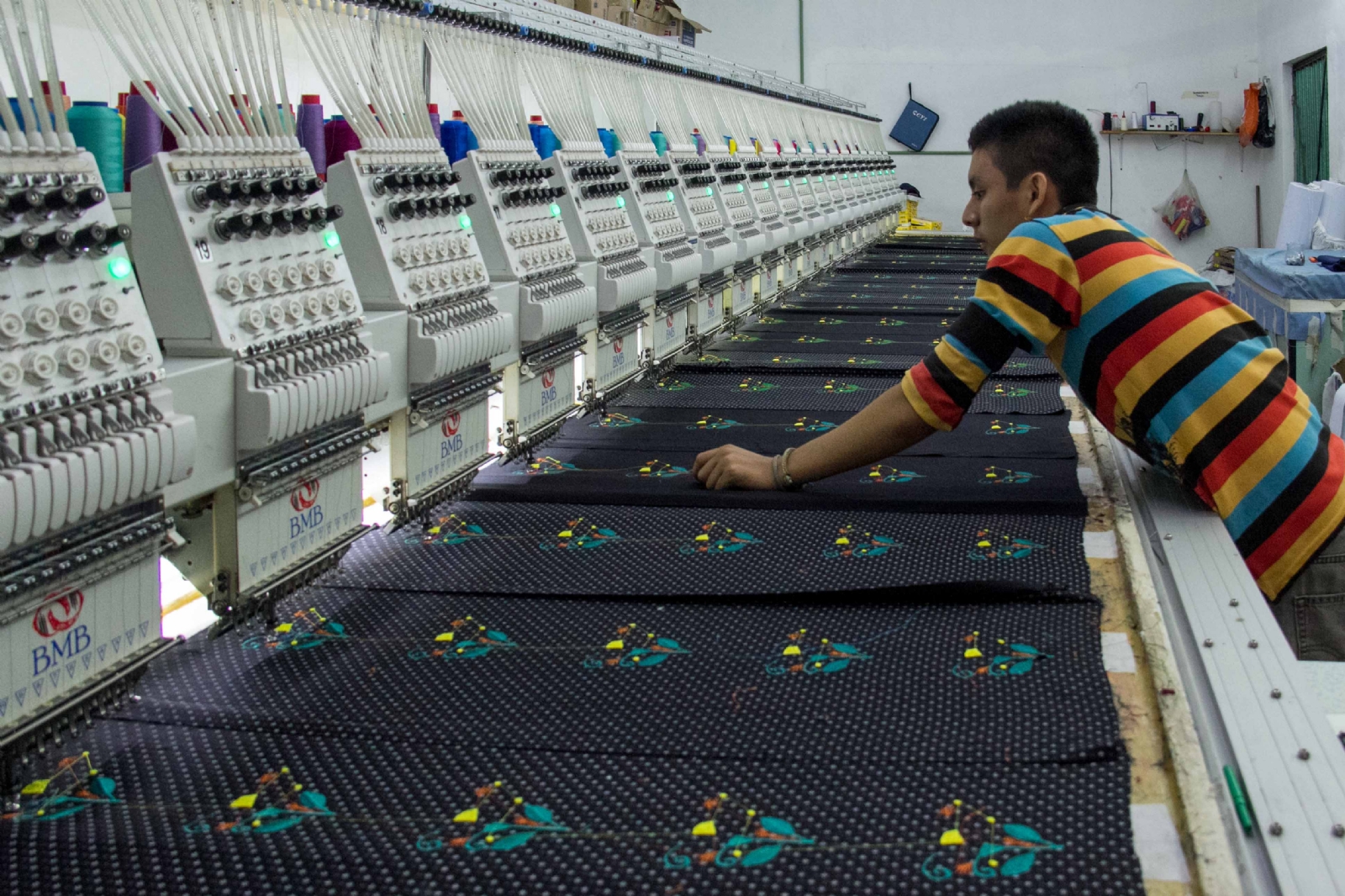 Fábricas de guayaberas en Tekit sobreviven elaborando cubrebocas