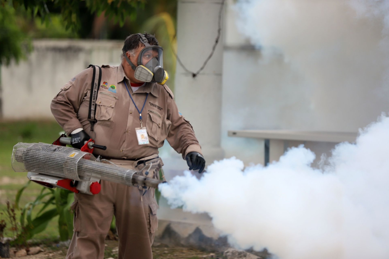En Cancún, un hombre fumiga para eliminar al mosquito que transmite el dengue (Cuartoscuro) En Cancún, un hombre fumiga para eliminar al mosquito que transmite el dengue (Cuartoscuro)
