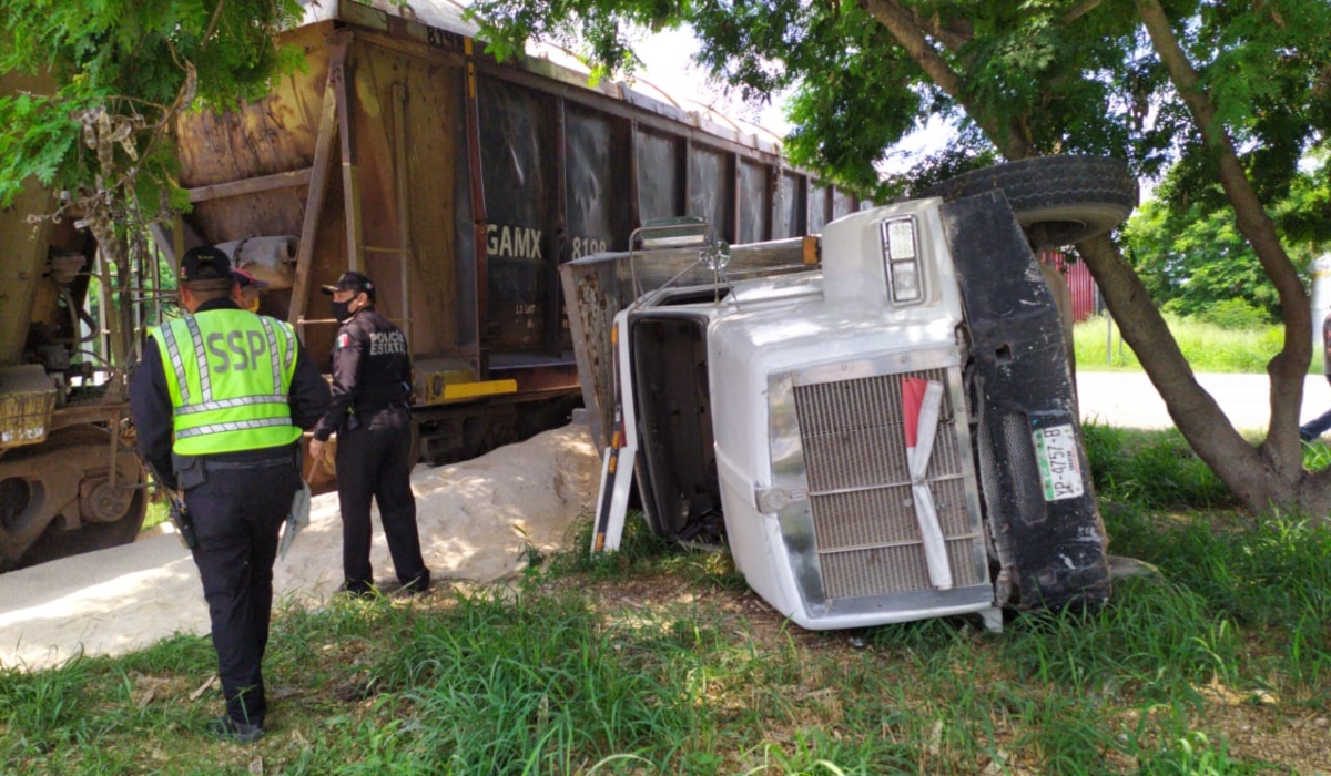 Camión evade el alto e impacta contra un tren en el Periférico de Mérida