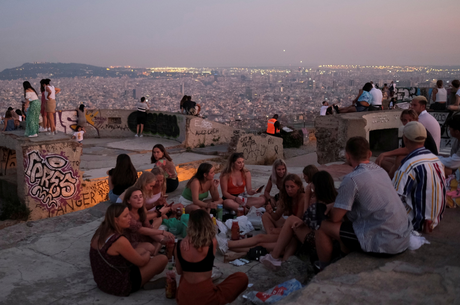 Una práctica cotidiana en Barcelona es que lo jóvenes se reúnan a beber por las noches (Reuters) Una práctica cotidiana en Barcelona es que lo jóvenes se reúnan a beber por las noches (Reuters)