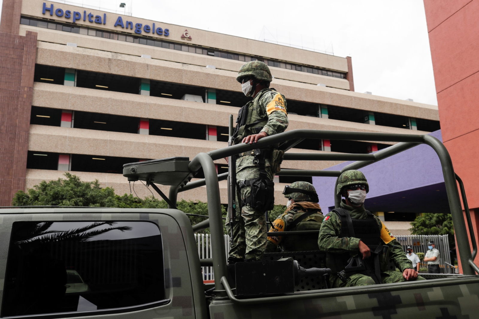Elementos de la Sedena resguardan el hospital en donde se encuentra internado Emilio Lozoya (Reuters)