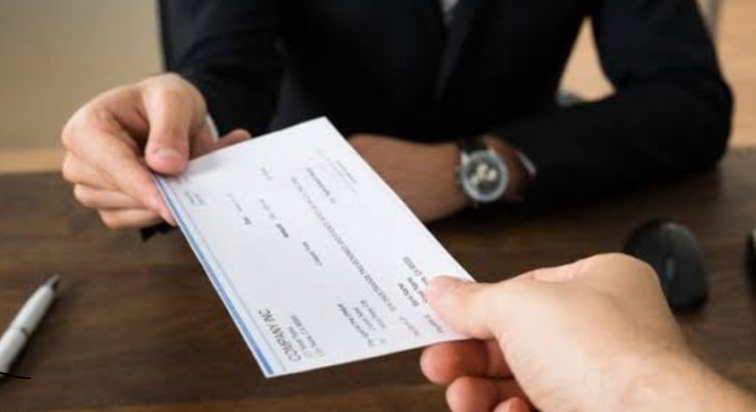 Defraudan con cheque de “goma” a familia en Mérida
