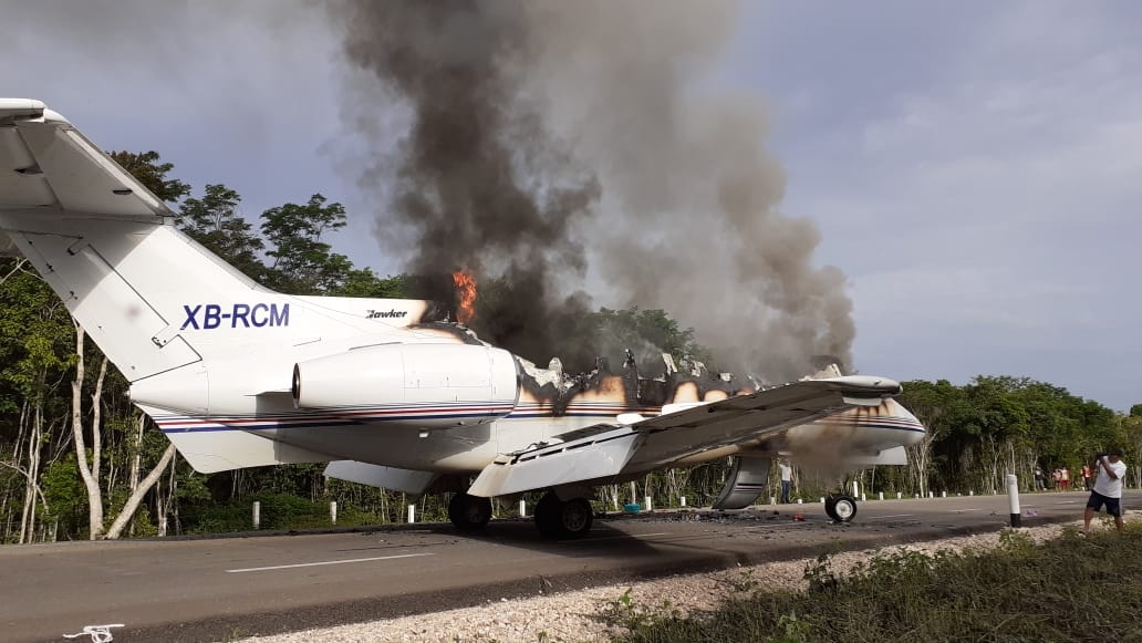 Avioneta aterriza en la carretera y luego la incendian Avioneta aterriza en la carretera y luego la incendian