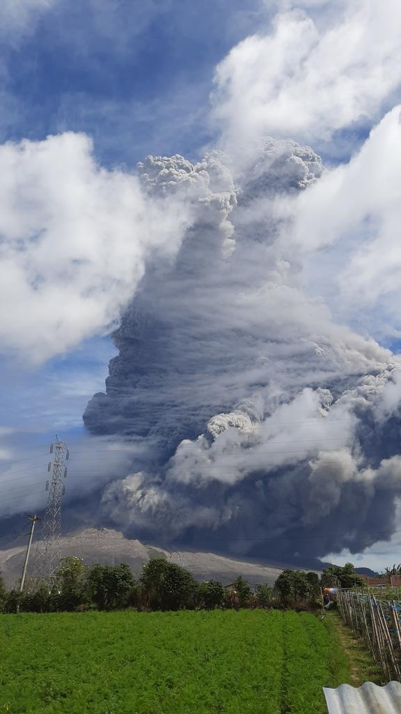 Volcán Sinabug en Indonesia registra fuerte erupción