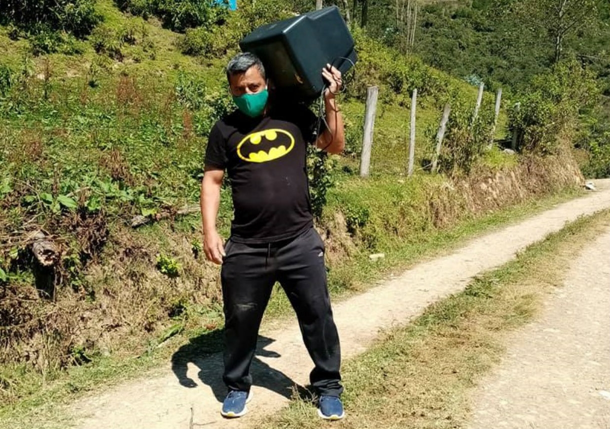 Lino Rojas, maestro en Chachapoyas, en Perú, que regala televisores (Especial) Lino Rojas, maestro en Chachapoyas, en Perú, que regala televisores (Especial)