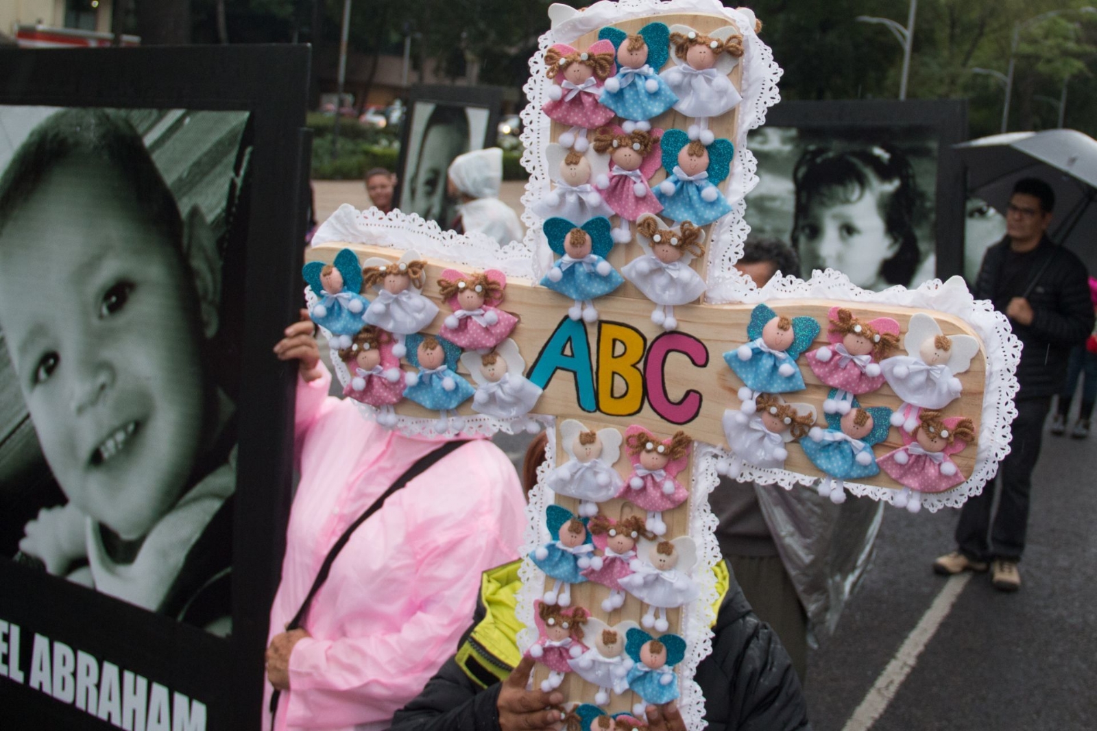 Padres de las víctimas del incendio de la Guardería ABC indicaron que en varias plataformas, influencers han violado la restricción de inmueble Padres de las víctimas del incendio de la Guardería ABC indicaron que en varias plataformas, influencers han violado la restricción de inmueble