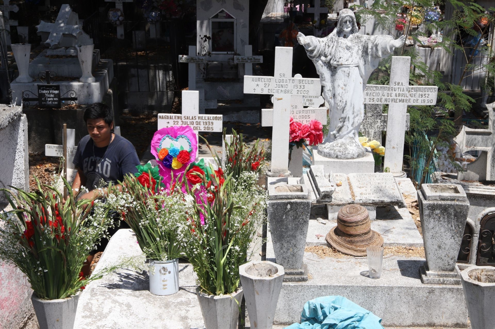 Instalan cámara en cementerio y captan a niña fantasma: VIDEO