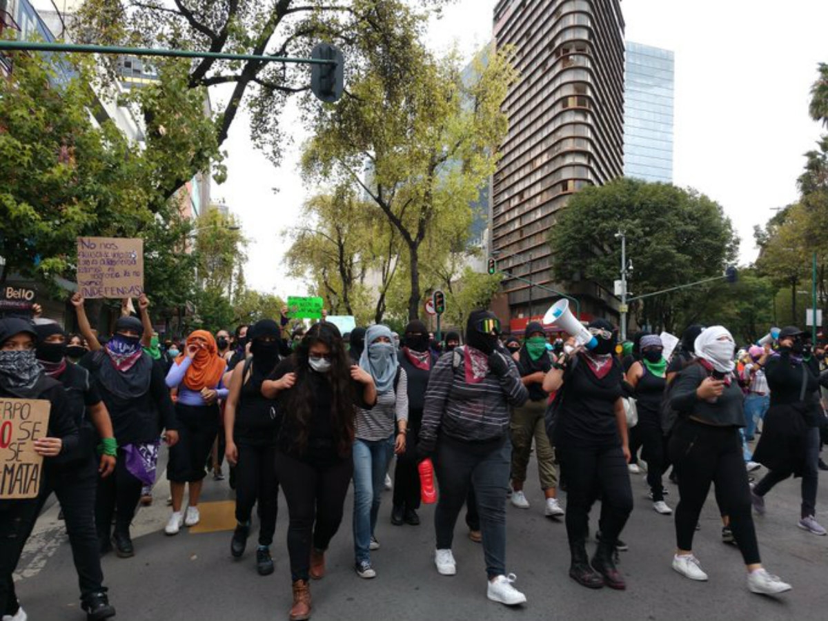 Se enfrentan mujeres y policías en marcha contra machismo en CdMx (@abismada_) Se enfrentan mujeres y policías en marcha contra machismo en CdMx (@abismada_)