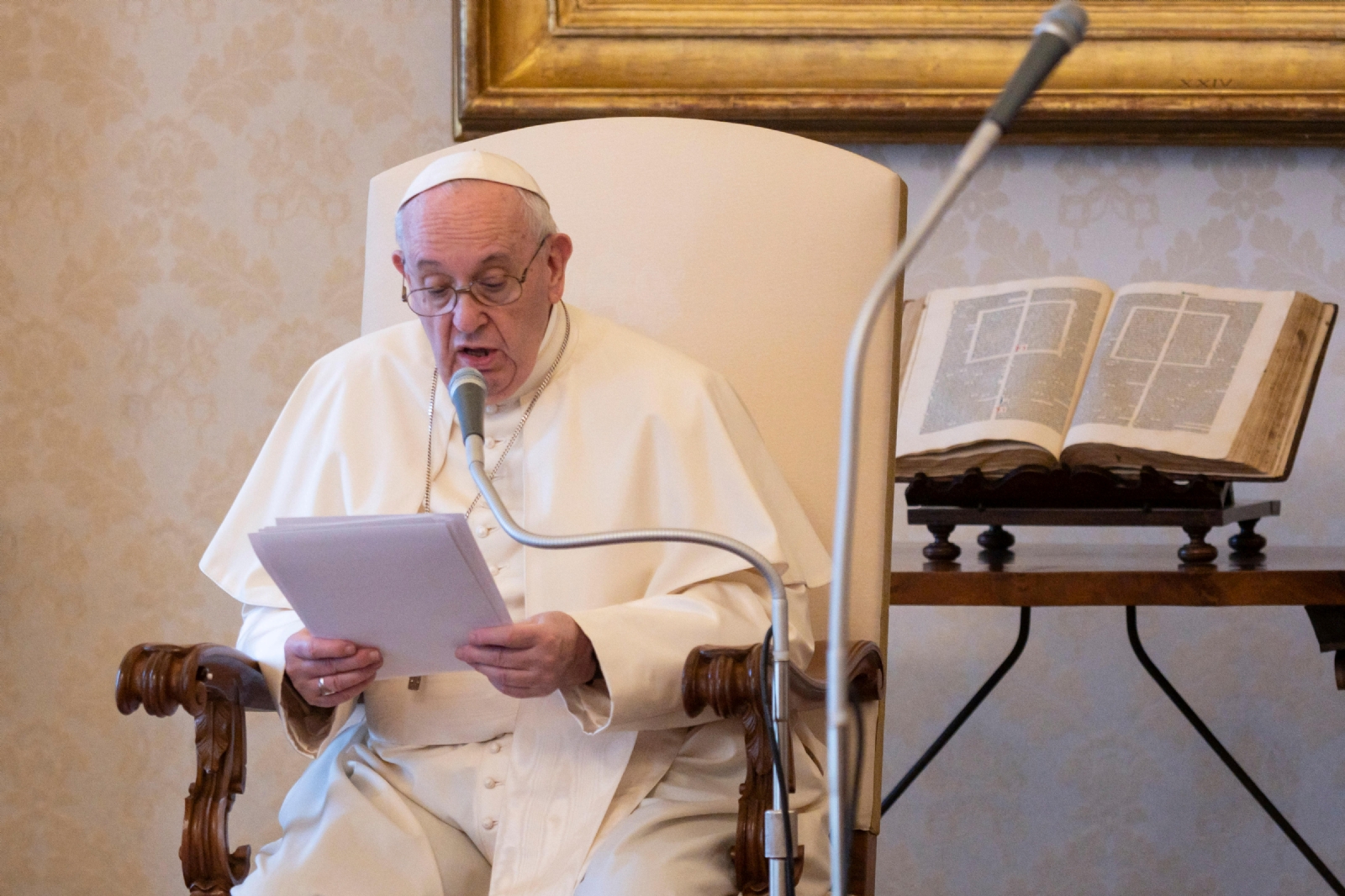 Papa Francisco pidió garantizar acceso para todos a vacuna contra el COVID-19 (Reuters)