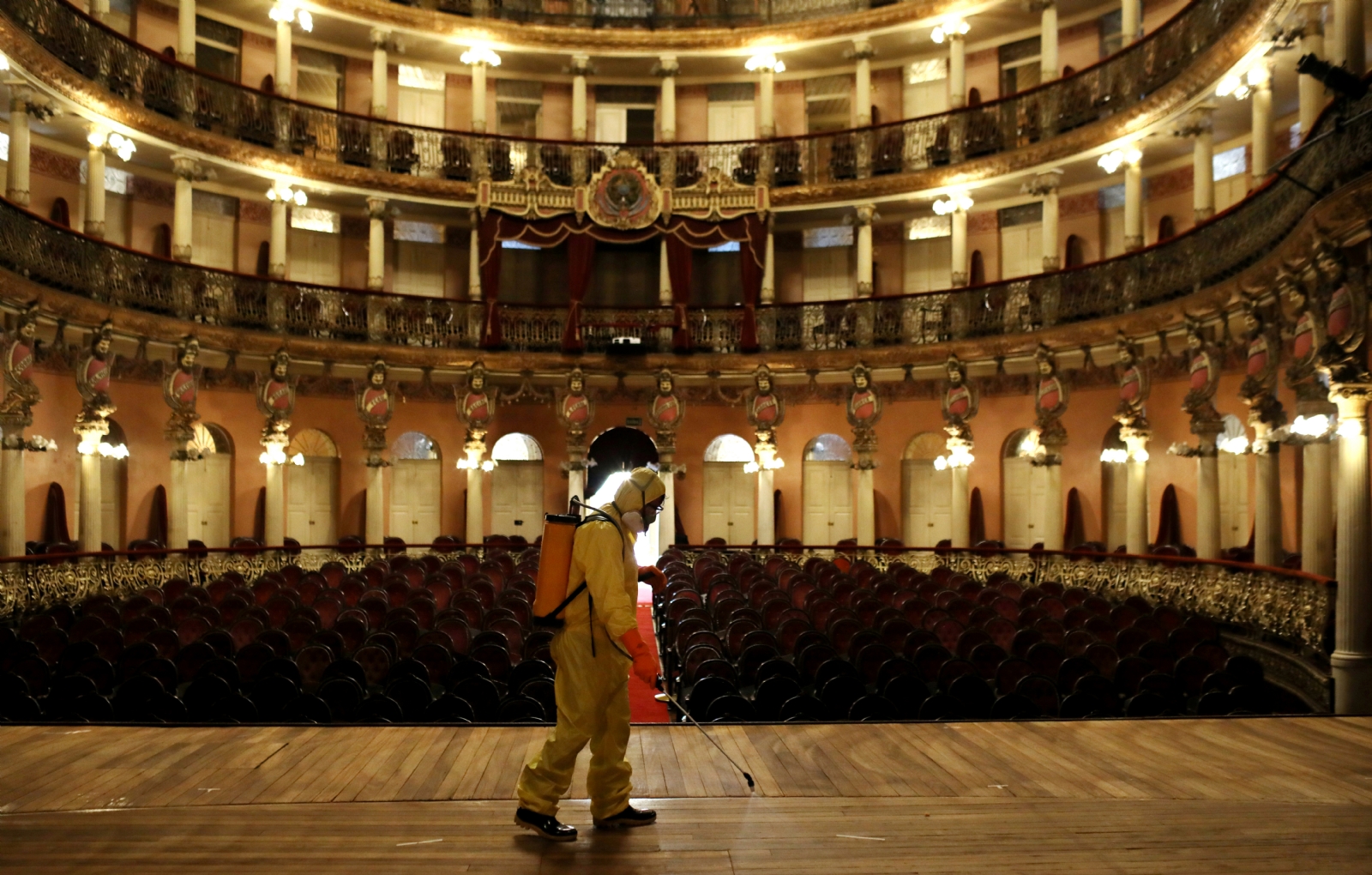 Un hombre desinfecta el Teatro Amazonas en Brasil para prevenir contagios de COVID-19 (Reuters) Un hombre desinfecta el Teatro Amazonas en Brasil para prevenir contagios de COVID-19 (Reuters)