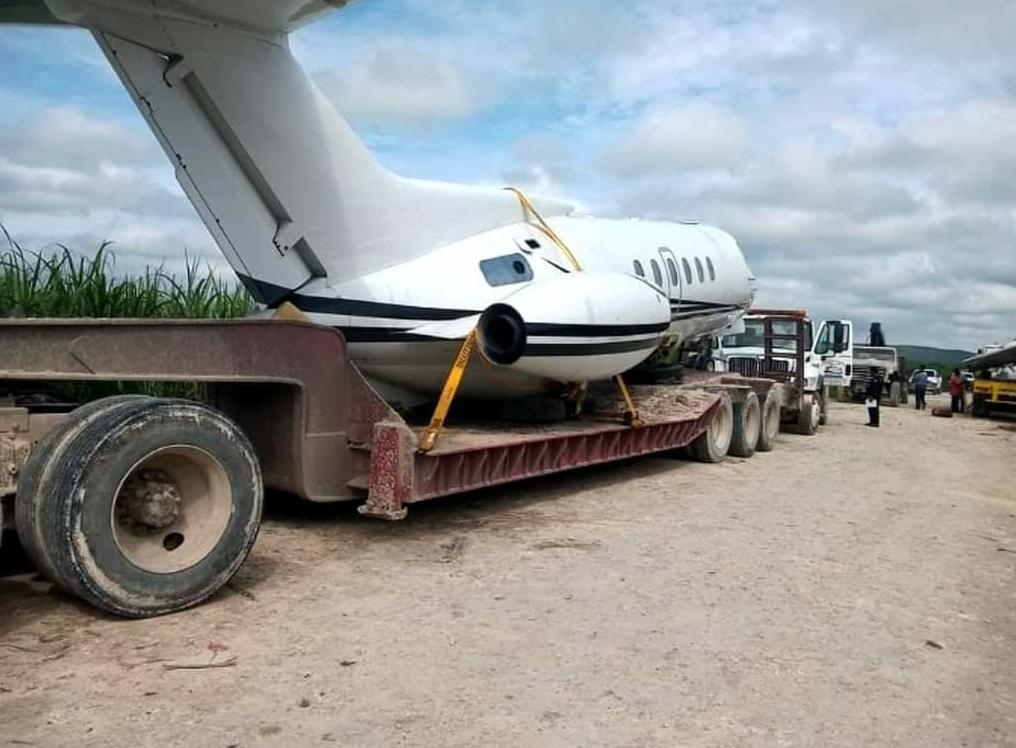 Elementos del Ejército desmantelaron la aeronave y la retiraron en grúa (Abraham Cohuó)