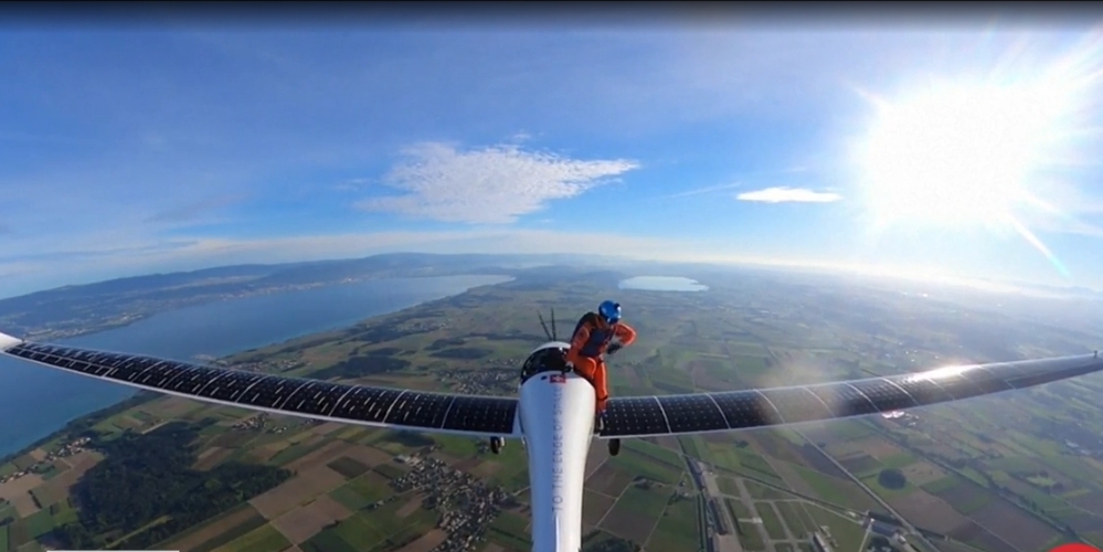 Paracaidista realiza primer salto desde un avión solar: VIDEO