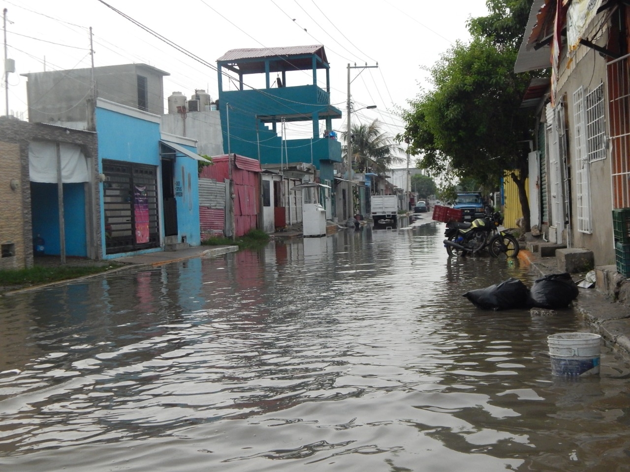 Pese pavimentación, denuncian inundaciones en la colonia Ortiz Ávila de Ciudad del Carmen