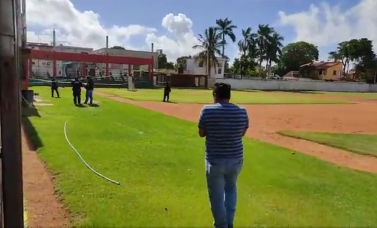 Abuelito muere en un campo de béisbol en Cancún