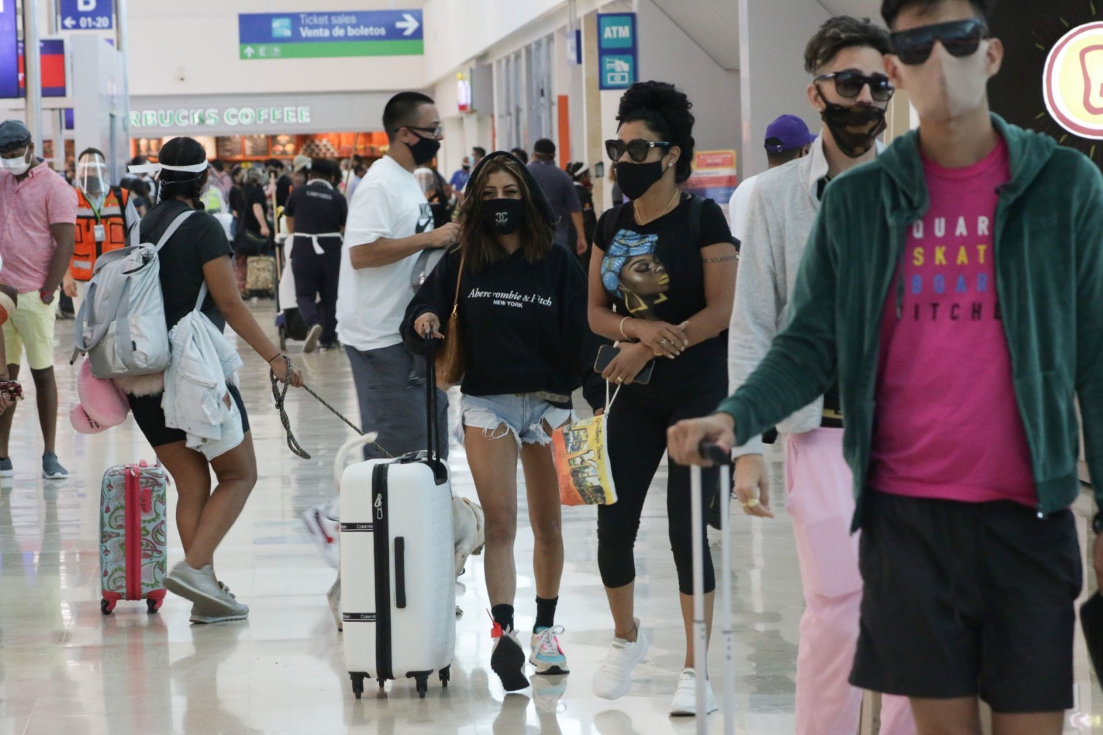 Los pasajeros de los vuelos atrasados deberán esperar en el aeropuerto de Cancún a que les informen los nuevos horarios de salida Los pasajeros de los vuelos atrasados deberán esperar en el aeropuerto de Cancún a que les informen los nuevos horarios de salida