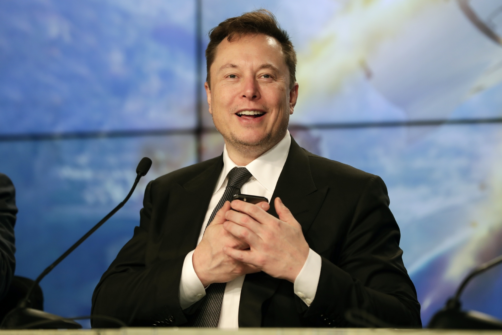 Elon Musk planea comprar Twitter hasta aclarar sobre presunta información sobre cuentas falsas