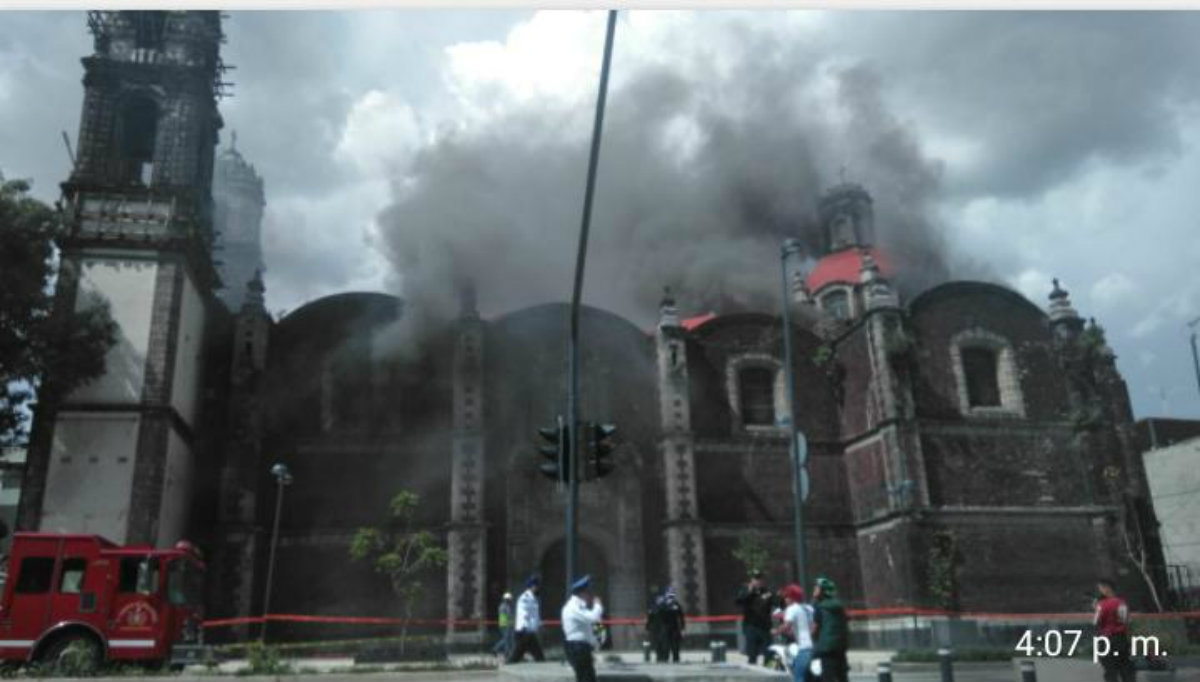 Arde la Iglesia de la Santa Veracruz (@ArquidiocesisMx) Arde la Iglesia de la Santa Veracruz (@ArquidiocesisMx)