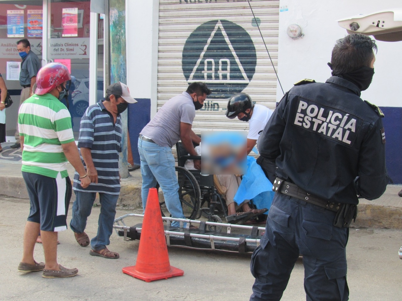 Abuelito fallece afuera de una farmacia en Kanasín