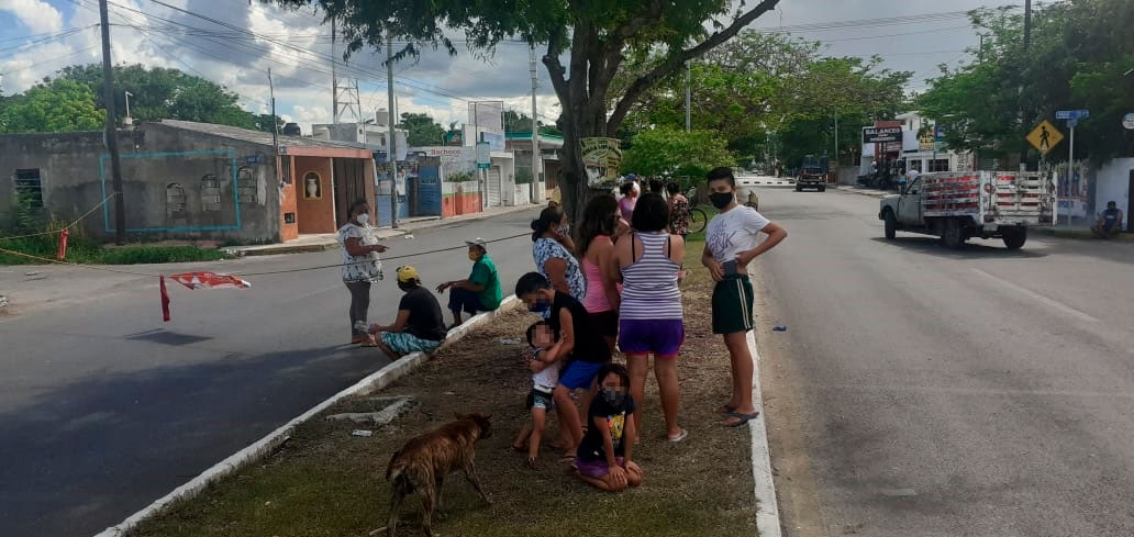 Los habitantes indicaron que no quitarán el bloqueo hasta que CFE no restablezca el suministro de electricidad Foto: David Chan Los habitantes indicaron que no quitarán el bloqueo hasta que CFE no restablezca el suministro de electricidad Foto: David Chan