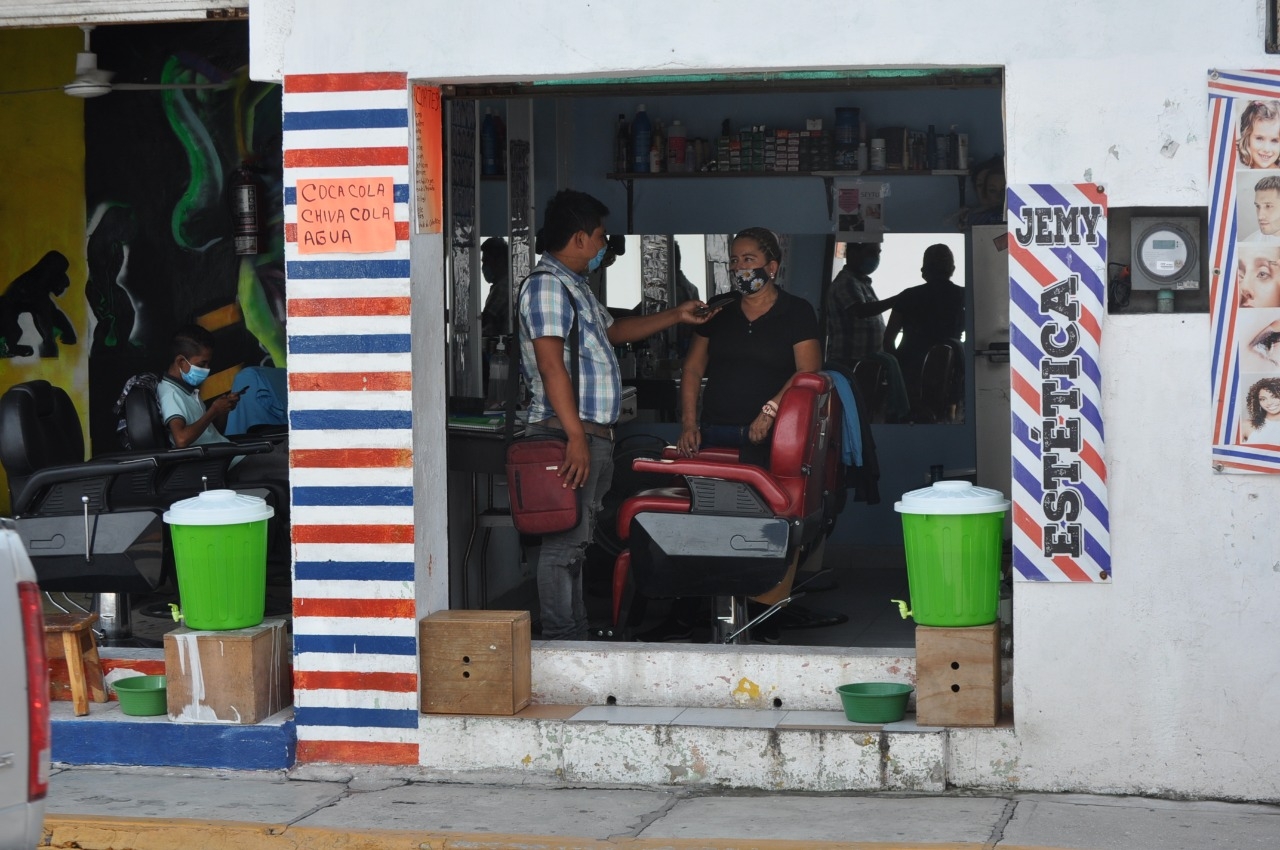 Eva se encuentra preocupada pues los clientes son cada vez más escasos Foto: José Pacheco