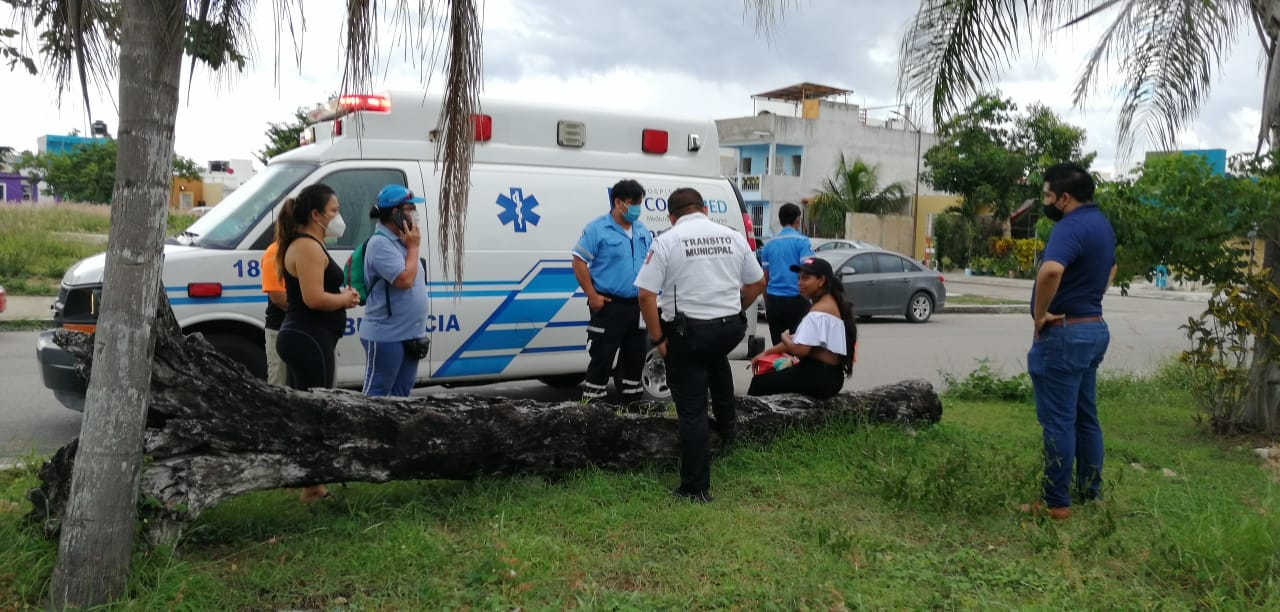 Hombre avienta a su pareja sentimental desde un auto en movimiento en Playa del Carmen