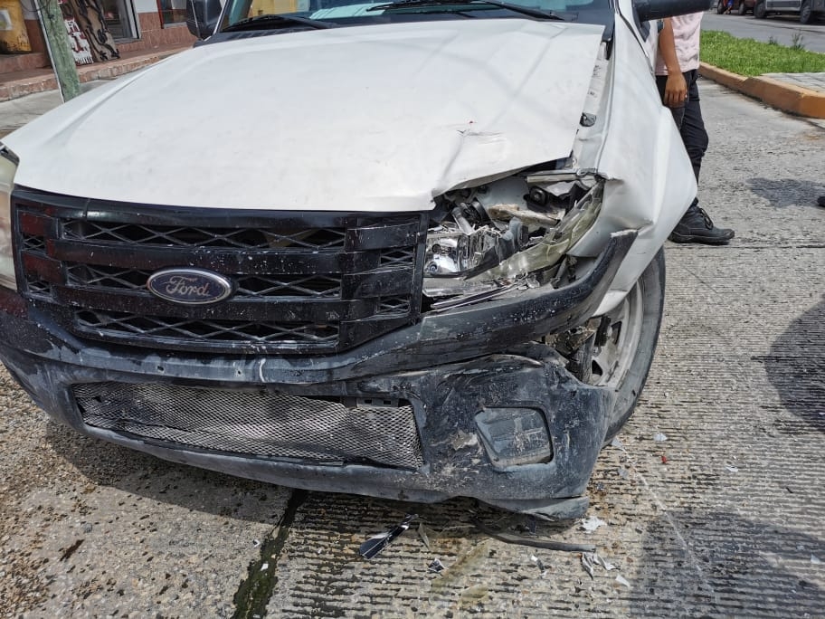 Por exceso de velocidad, camionetas chocan en avenida Juárez en Campeche
