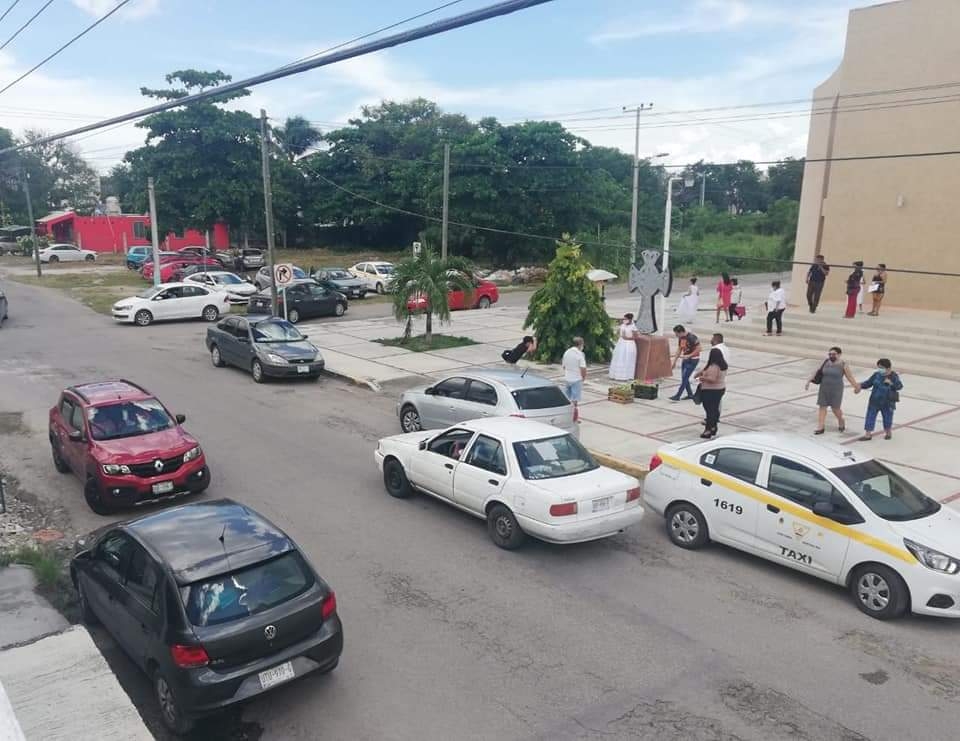Los vecinos denunciaron que asisten más de 50 personas a las misas de estas parroquias Foto: Abraham Cohuó Los vecinos denunciaron que asisten más de 50 personas a las misas de estas parroquias Foto: Abraham Cohuó