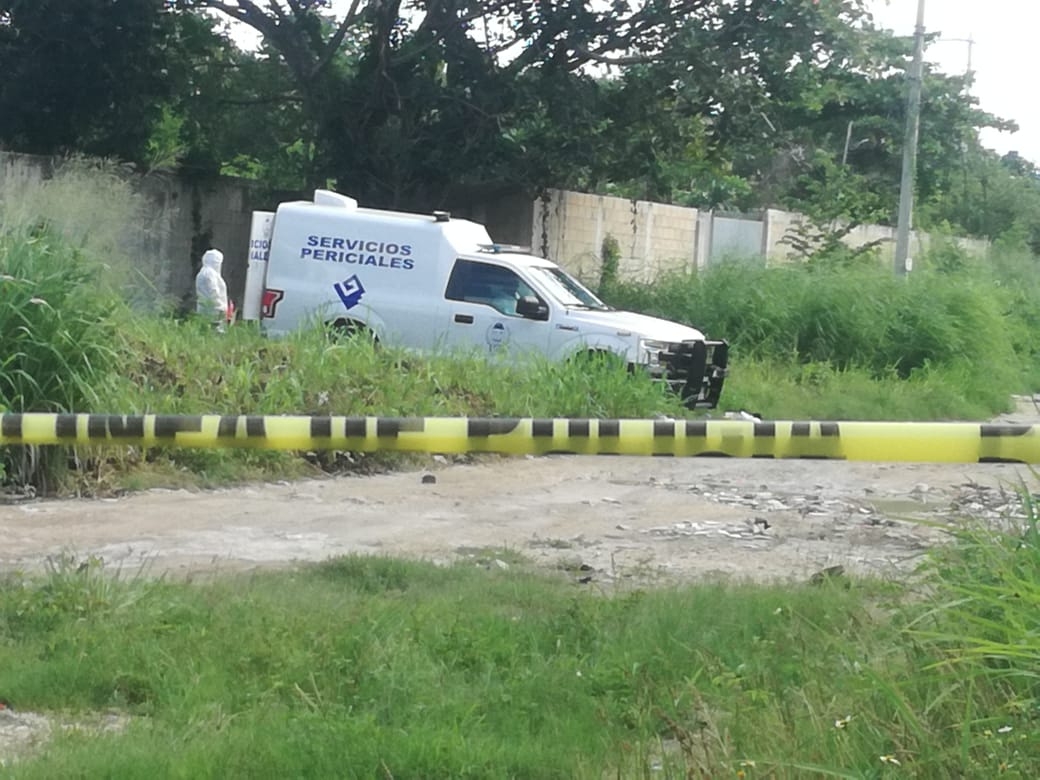 Cadáver de un hombre ensabanado aparece en la avenida Centenario de Cancún
