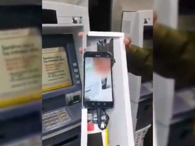 Un teléfono celular oculto en un cajero automático graba el número de tarjeta y NIP de usuarios para cometer fraudes Un teléfono celular oculto en un cajero automático graba el número de tarjeta y NIP de usuarios para cometer fraudes