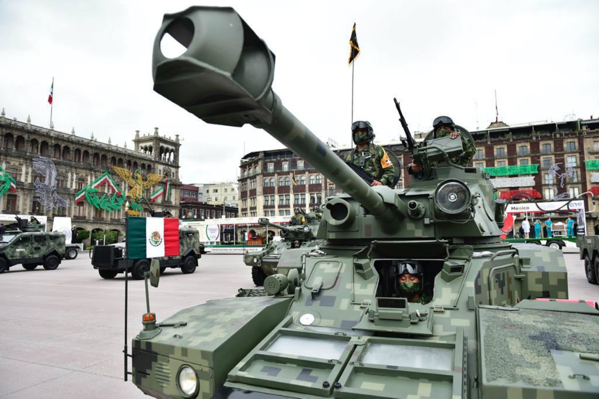 Integrantes de las fuerzas armadas toman parte del desfile (@SEDENAmx)