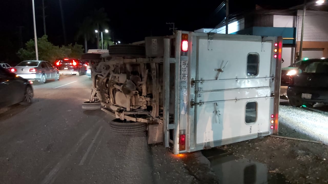 El conductor se dio a la fuga por lo que el camión de carga fue turnado al corralón local Foto: Emmanuel Sansores