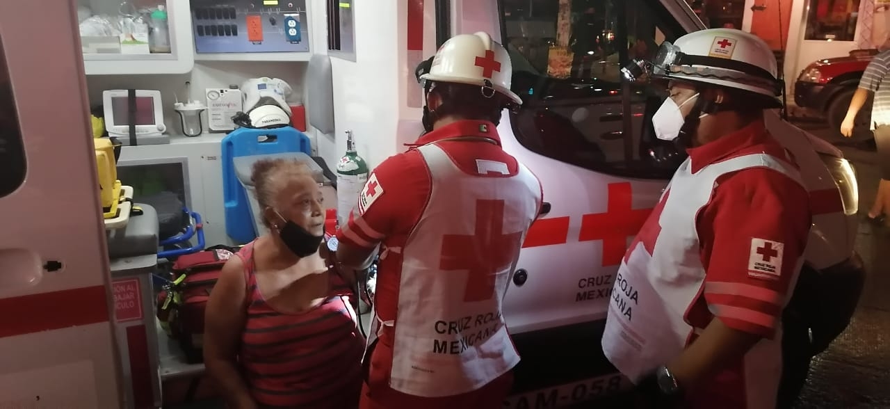 Los paramédicos evaluaron a los afectados por el accidente Foto: Emmanuel Sansores