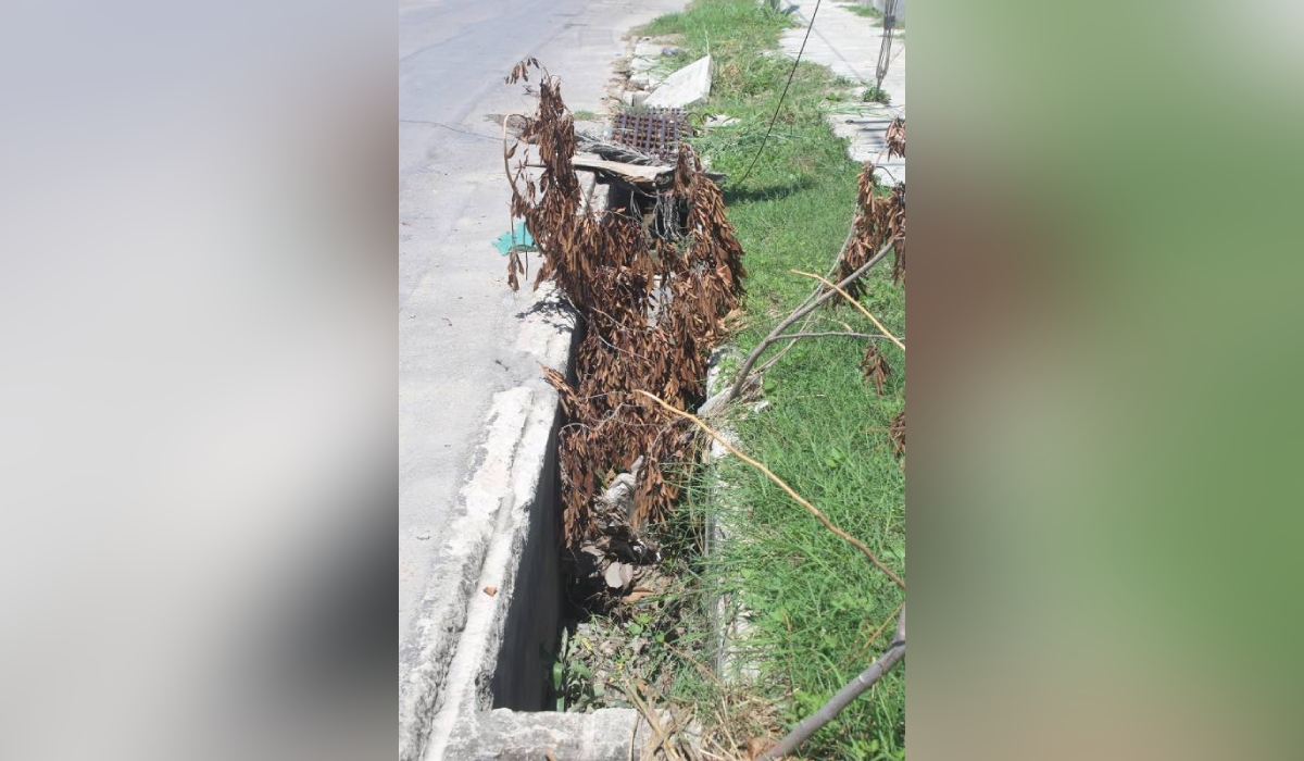 Sin repararse, alcantarillas dañadas en la avenida Ernesto Villanueva de Chetumal